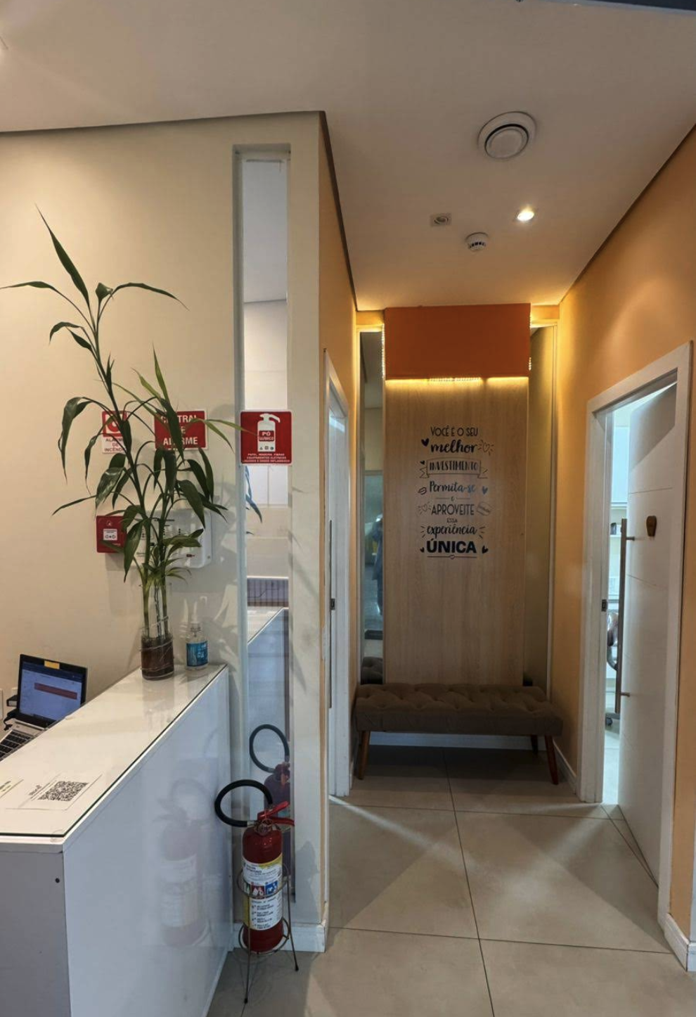 Corredor interno da clínica.